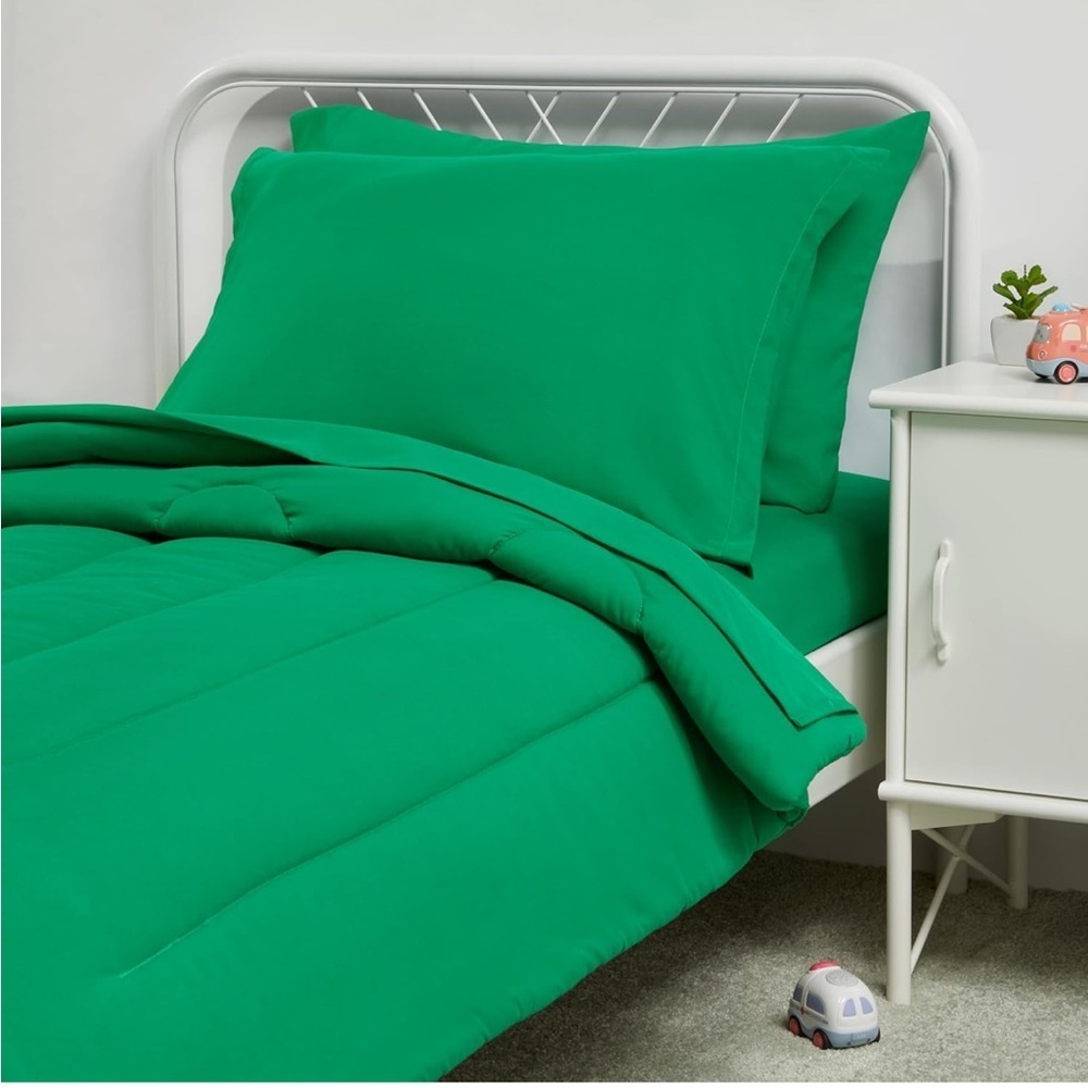 NEW Amazon Basics Toddler Bed-In-A-Bag Set Green